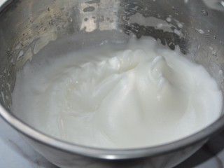 8、酸奶溶豆,打至出现大弯钩