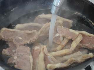 4、香辣羊蝎子,用水反复清洗几遍，去除浮沫和杂质。