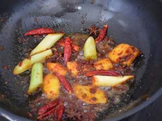 9、香辣羊蝎子,快速炒散。