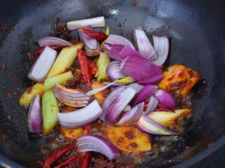 10、香辣羊蝎子,放入洋葱。
