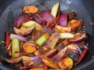 11、香辣羊蝎子,翻炒均匀。