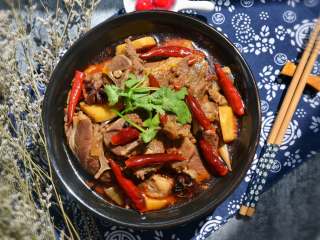 20、香辣羊蝎子,盛出羊蝎子，上面撒几颗香菜。