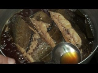 2、深夜食堂第十四话の 鱼冻 饭,将鱼放入锅中，水正好盖过鱼的高度，加入适量料酒，酱油或盐