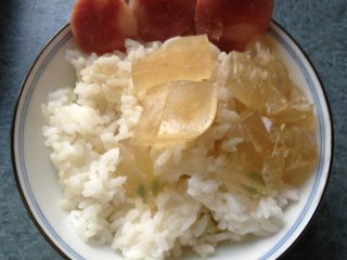 5、深夜食堂第十四话の 鱼冻 饭,象我自己是再放三篇腊肠一起配饭 味道真心赞