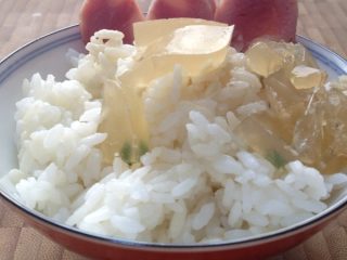 6、深夜食堂第十四话の 鱼冻 饭,其实，第二天早上时间不够的话，热得快烧一壶开水倒在剩饭上，再加鱼冻，当泡饭也一样好吃