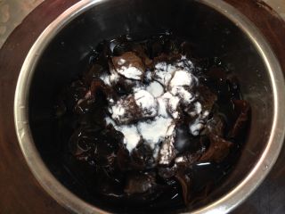 1、葱烧金蒜木耳,木耳用温水充分泡发3小时以上，用少许面粉或是淀粉揉搓后洗净