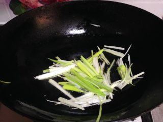 4、葱烧金蒜木耳,凉锅凉油下入葱丝小火煸制