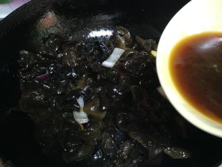 5、葱烧金蒜木耳,倒入碗汁烧1分钟