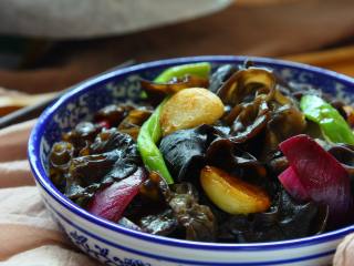 7、葱烧金蒜木耳,好吃又简单