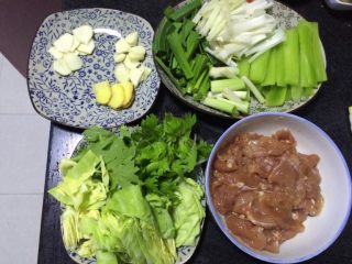 1、家庭版水煮肉片,如图把蔬菜切好备用，里脊肉切片用酱油加淀粉腌制一会