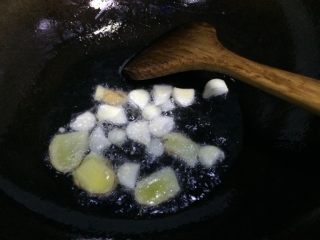 3、家庭版水煮肉片,如图另用油煸炒姜片、蒜片