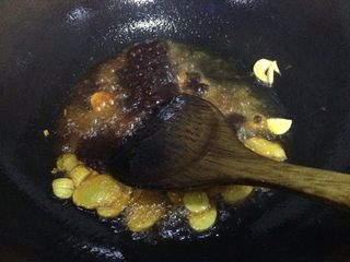 4、家庭版水煮肉片,如图加入豆瓣煸炒