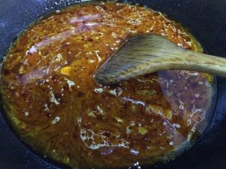 5、家庭版水煮肉片,如图豆瓣煸炒香后加水