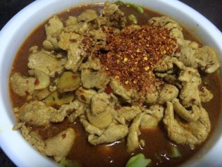 8、家庭版水煮肉片,如图肉煮好后倒入之前的蔬菜里撒上辣椒面