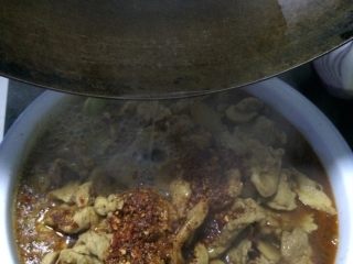 9、家庭版水煮肉片,如图另煮油热后倒在辣椒面上、会发出吱吱的声音和扑鼻的香味