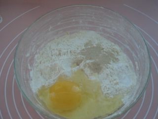 2、DIY健康酥炸小油条,混合所有原料