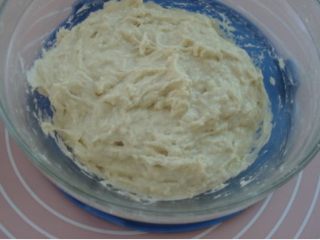 3、DIY健康酥炸小油条,加适量水，和成较软的面团，盖盖放入冰箱冷藏发酵一晚