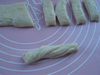 5、DIY健康酥炸小油条,撑长后拧一下