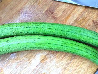 1、丝瓜肉盅,丝瓜洗净备用