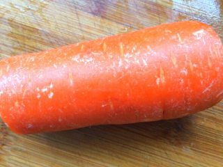 2、丝瓜肉盅,胡萝卜洗干净备用