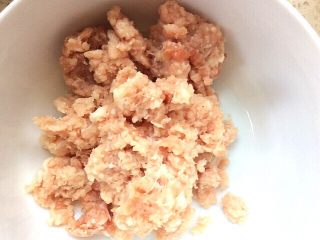 3、丝瓜肉盅,取肉泥180克备用