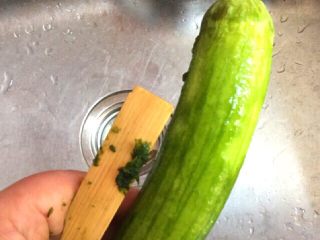 4、丝瓜肉盅,丝瓜用竹板刮去粗糙表面