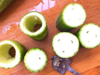 5、丝瓜肉盅,刮好后，切4公分左右的段，用小勺掏出中间的瓤，如图