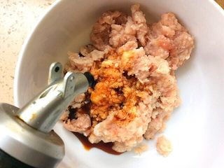 9、丝瓜肉盅,肉泥中加入少许料酒，生抽，香油搅拌均匀