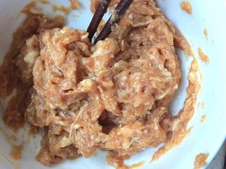 11、丝瓜肉盅,搅打上劲