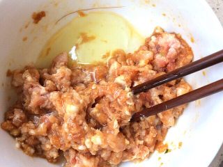 10、丝瓜肉盅,打一个蛋清，搅拌均匀