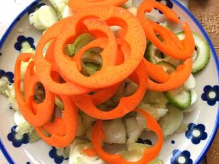 12、丝瓜肉盅,挖出的丝瓜瓤和胡萝卜压花的余料，放料理机打碎