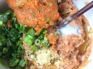 14、丝瓜肉盅,葱，菜都放入肉泥中，加入少许盐，姜粉，熟油，搅拌均匀