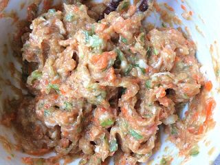 15、丝瓜肉盅,搅打成馅