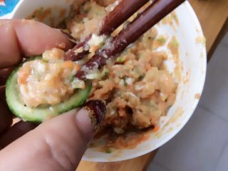 16、丝瓜肉盅,取丝瓜用筷子往里装馅