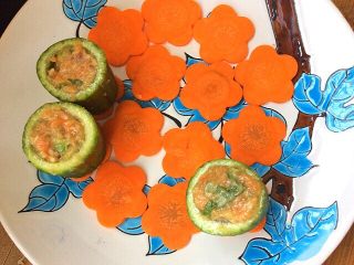 17、丝瓜肉盅,装好放在胡萝卜花上