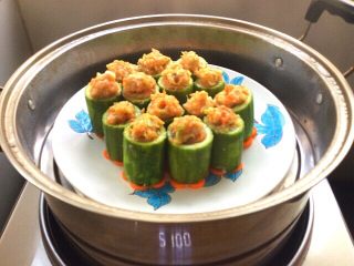 19、丝瓜肉盅,取锅烧开水，放入丝瓜盅，上去后蒸8分钟