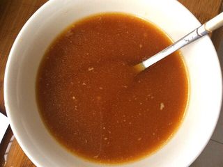 21、丝瓜肉盅,取碗放入一勺生抽，蚝油，白糖，淀粉，少许盐，半勺醋，加入蒸好菜的汁一起搅拌均匀备用