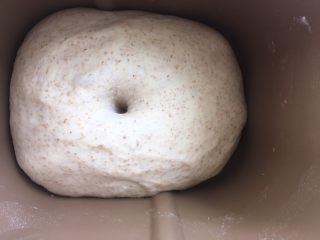 6、全麦吐司,发酵好的面团,手指沾干粉按下去,有个圆圆的洞,轻微回弹即可