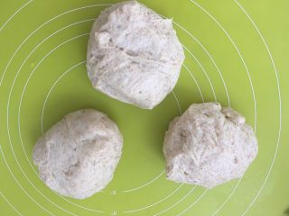 8、全麦吐司,之后将面团分成3等份