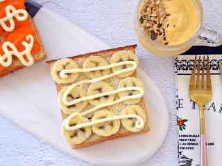 18、全麦吐司,搭配上水果沙拉入烤箱烤几分钟也很好吃