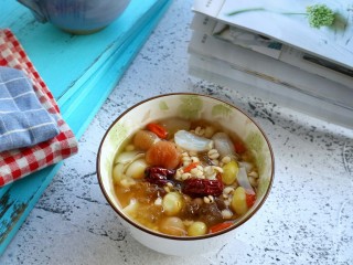 1、#一碗汤#薏仁桃胶白果汤,这道汤具有润肺养颜补血美白肌肤的食疗效果~