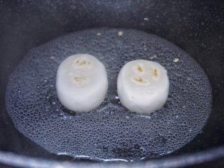 12、暖心年糕陈皮红豆汤,这时候加入适量清水，大概没过年糕一半的样子，加锅盖闷煮。