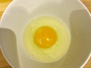 1、焗烤吐司,先来奶酪吐司的步骤… 一人量一个鸡蛋差不多了