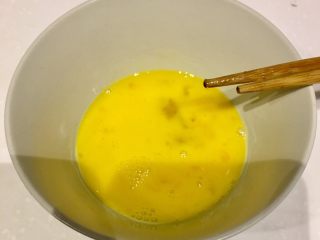 2、焗烤吐司,普通打散，加入牛奶 细糖或者炼乳，在搅拌均匀