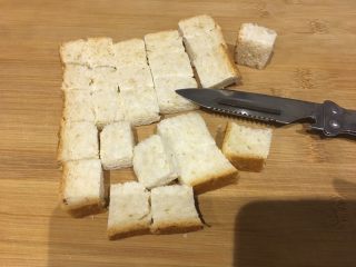 3、焗烤吐司,吐司切成小块… 全麦吐司 不是很甜的，所以上个步骤可根据自己口味来加糖