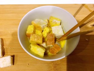 4、焗烤吐司,倒进去 搅拌，像海绵一样吸的饱满