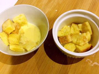 5、焗烤吐司,吸满蛋液的吐司 装进专门的烤杯里