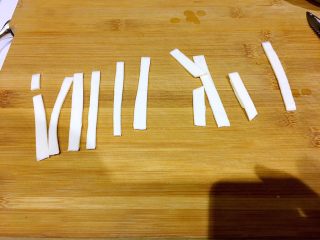 7、焗烤吐司,把奶酪片切成条状