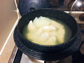 3、韩式鸡汤面,一小时后，关火，过滤出清鸡汤。