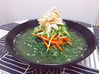 6、韩式鸡汤面,小七用菠菜魔芋面的时候，还加了甜甜的胡萝卜丝，淡淡的菠菜香，配上胡萝卜和黄瓜的味道清甜，非常顺口！